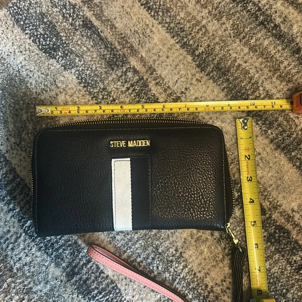 Steve Madden Black and White Wristlet